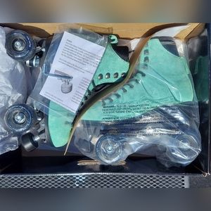 Luna Skates in Mint Flash Size 8.5